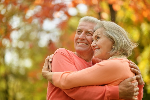 Heureux vieux couple posant au parc automne