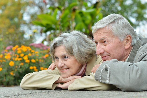 Heureux vieux couple posant au parc automne