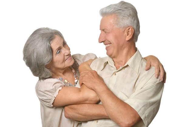 Heureux vieux couple souriant sur fond blanc