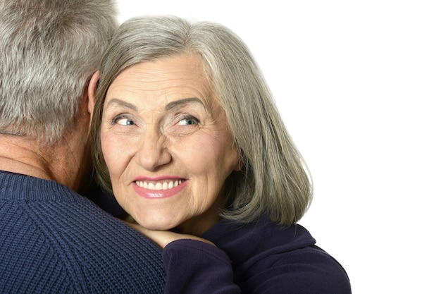 Heureux vieux couple souriant sur fond blanc