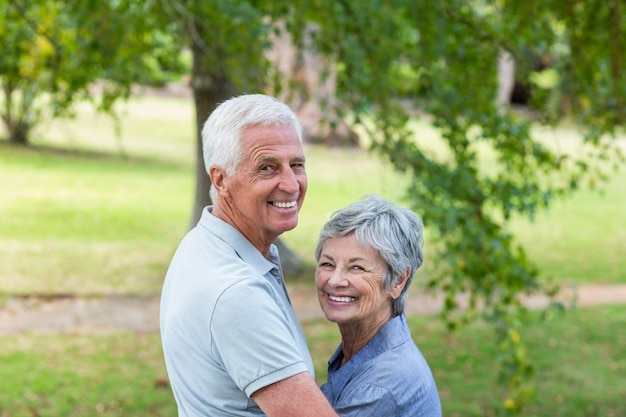 Heureux vieux couple souriant