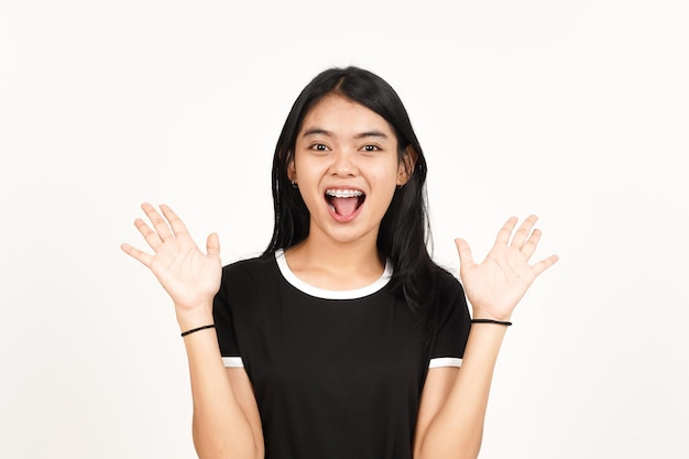 Heureux avec le visage wow choqué de la belle femme asiatique isolée sur fond blanc