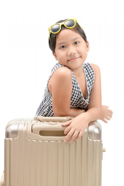 Heureux voyageur asiatique avec des bagages isolés
