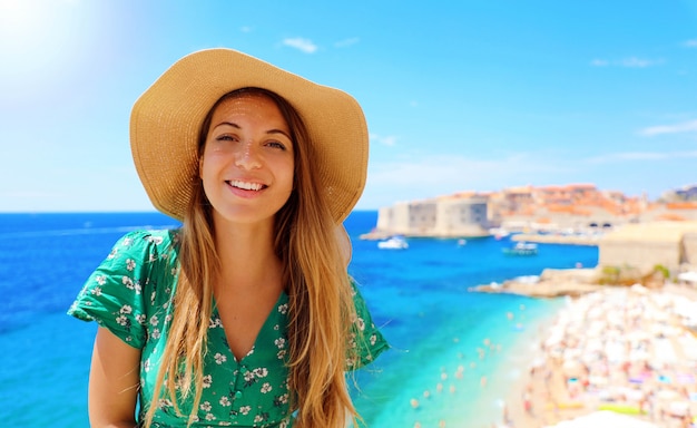 Heureux voyageur attrayant femme en Croatie avec la vieille ville de Dubrovnik et la mer Méditerranée sur l'arrière-plan, l'Europe