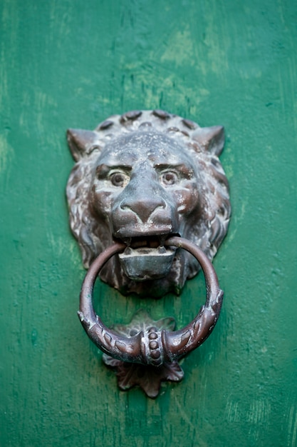 Heurtoir de porte ancien en forme de lion italien