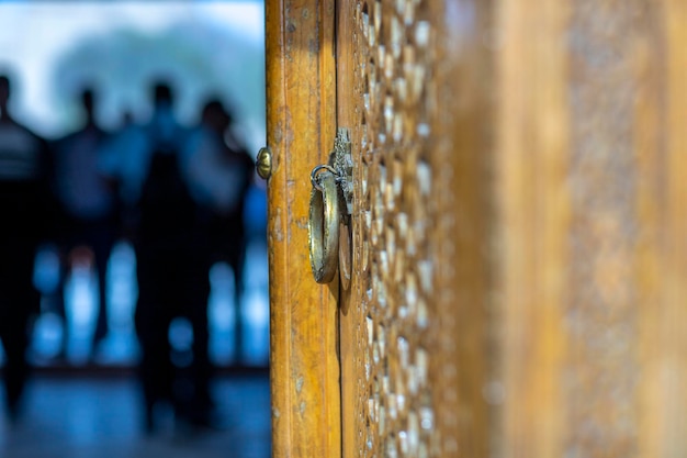 Le heurtoir de porte rond à la porte d'un complexe historique à Boukhara