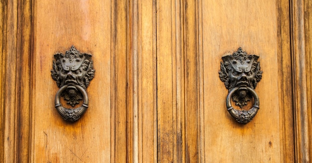 Heurtoir de porte sur une vieille porte en bois en Toscane - Italie