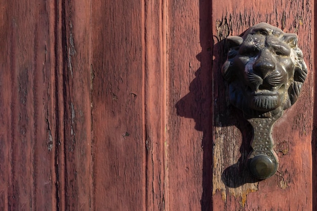 Heurtoir à tête de lion sur la porte