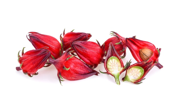 Hibiscus sabdariffa ou fruits de roselle isolés sur fond blanc