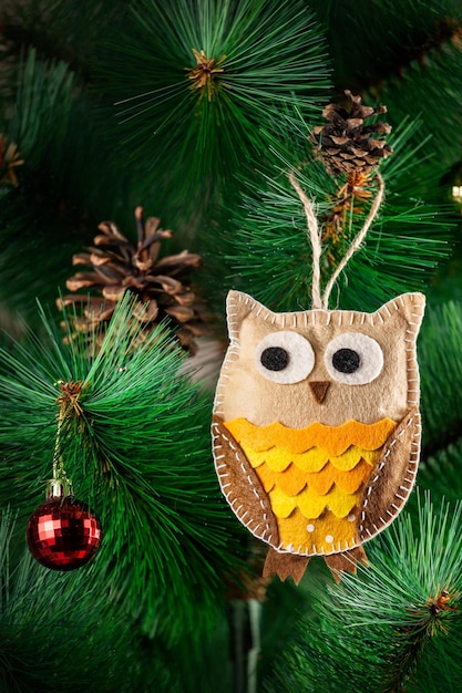 Hibou fait main sur l'arbre