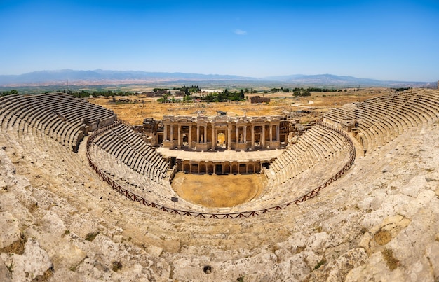 Hierapolis Pammukale Turquie Amphithéâtre antique Paysage panoramique dans la journée Site du patrimoine de l'UNESCO Site historique Une destination de vacances et de tourisme