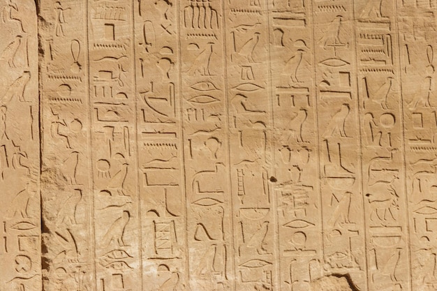 Hiéroglyphes égyptiens antiques sur le mur du complexe du temple de Karnak à Louxor en Égypte