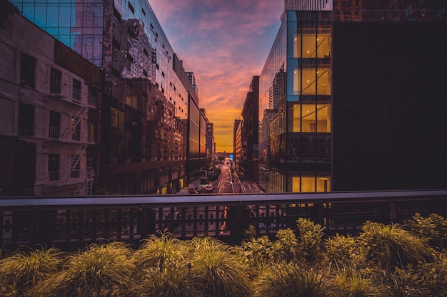 High line à New York avec la construction au coucher du soleil