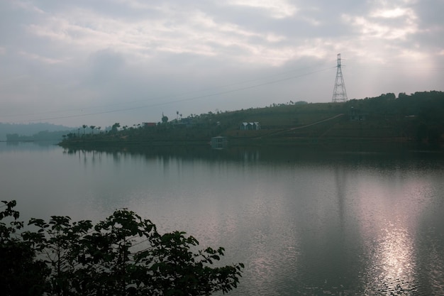 Highland avec des collines verdoyantes et ville près de la rivière Dak RTih avec ciel nuageux à Gia Nghia Daknong