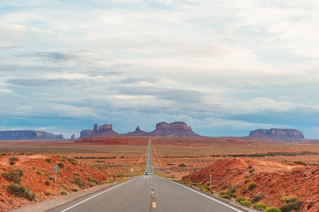 Highway pittoresque dans le parc tribal de Monument Valley dans l'Utah