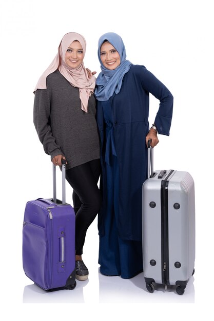 Hijab femme asiatique souriante avec valise