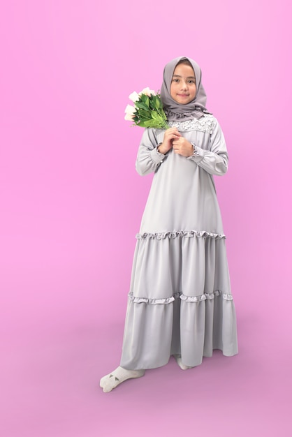 Photo hijab fille en robe avec fleur