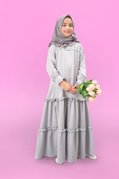 Hijab fille en robe avec fleur