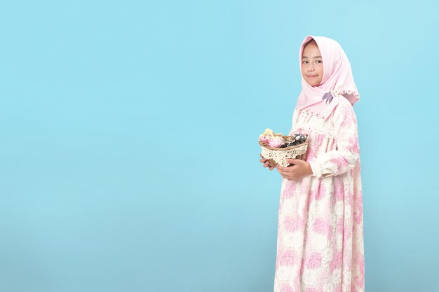 Hijab fille en robe avec panier