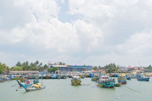 Hikkaduwa, Sri Lanka. Bateaux de pêche en bois sur le rivage.