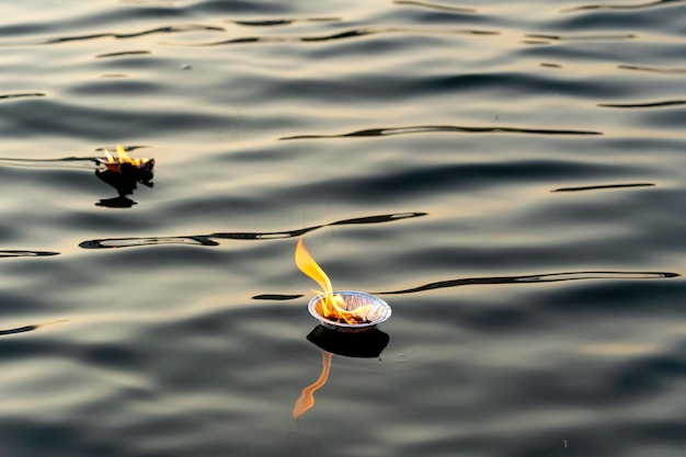 L'hindouisme cérémonie religieuse puja fleurs et bougie sur l'eau Gange Inde