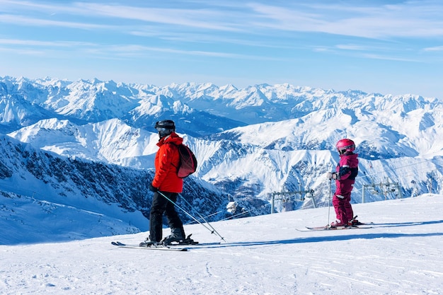 Hintertux, Autriche - 5 février 2019 : Famille de skieurs à la station de ski du glacier Hintertux, Zillertal, Tyrol. Autriche en hiver, Alpes. Les gens et l'enfant à la montagne alpine avec de la neige. Hintertux Gletscher