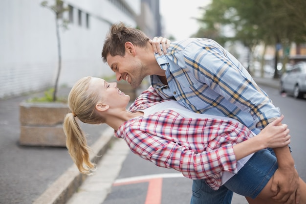 Hip couple romantique dansant dans la rue