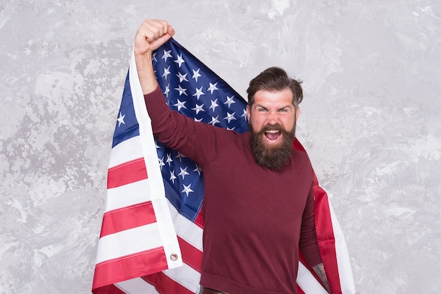 Un hipster américain célèbre le jour de l'indépendance avec le drapeau national, concept de protestation sociale.