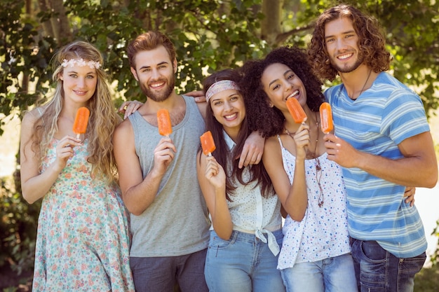 Hipster amis appréciant des sucettes de glace