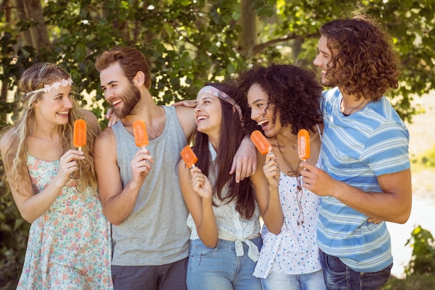 Hipster amis appréciant des sucettes de glace