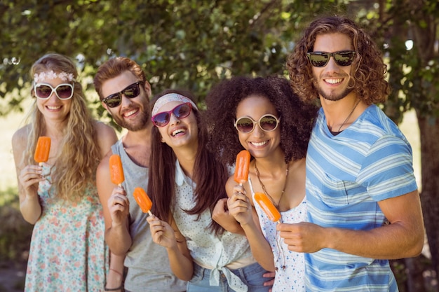 Hipster amis appréciant des sucettes de glace