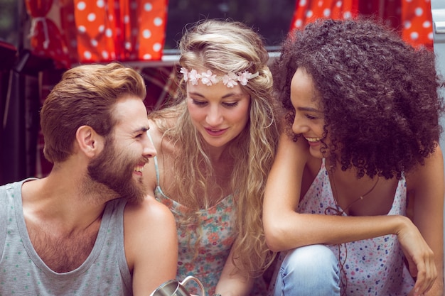 Hipster amis en camping-car au festival