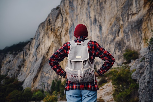 Hipster asiatique femme marchant seule sur une route de montagne un jour brumeux d'automne