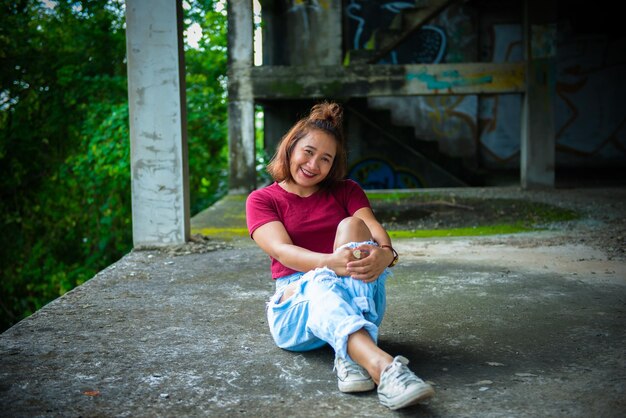 Hipster asiatique grosse femme s'asseoir sur le sol pose pour prendre une photo vintage stylethailand people
