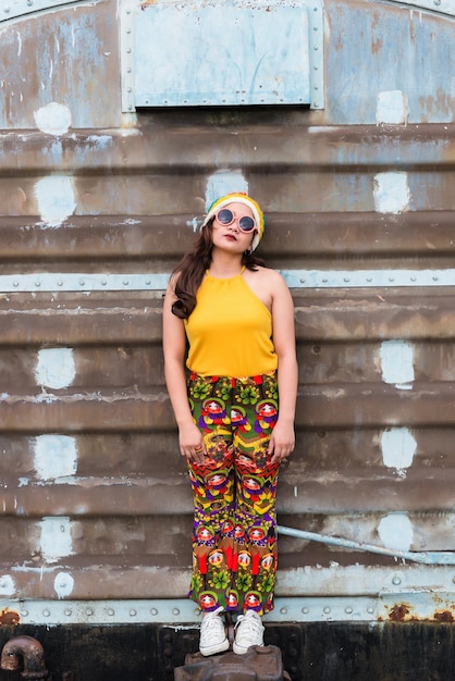 Hipster asiatique grosse fille pose pour prendre une photoFashion portrait jolie femme au chemin de ferlifestyle of modern teenage thai girlColorful clothsthailand people