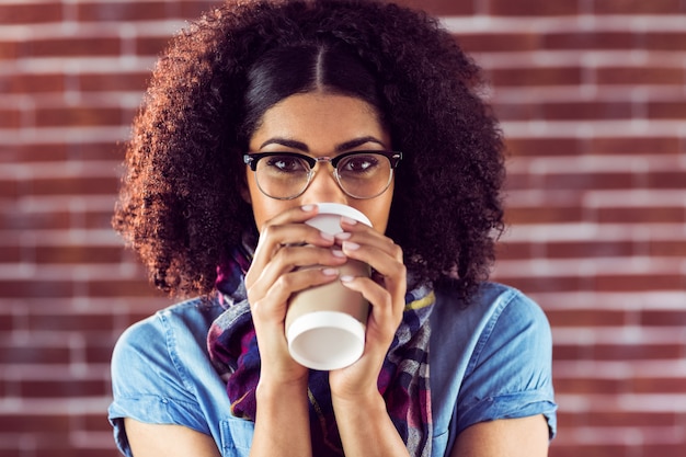 Photo hipster attrayant buvant de tasse à emporter