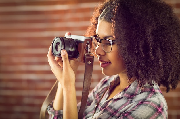 Hipster attrayant photographier avec caméra