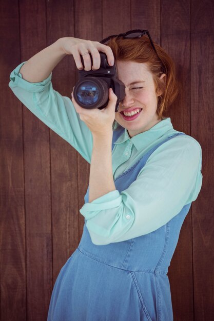 Hipster aux cheveux roux prenant la photo