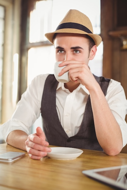 Hipster ayant une tasse de café