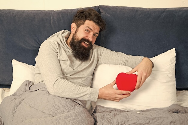 Hipster barbu a besoin d'amour Manque d'amour Idées romantiques Lieu vacant Homme se reposant seul au lit À la recherche d'un partenaire Prendre soin de son cœur Amour et relations Saint Valentin Soins de santé