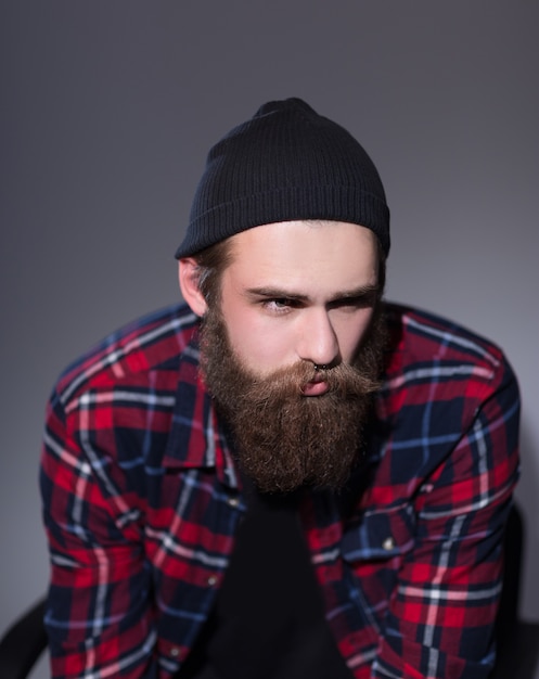 Hipster barbu en chemise à carreaux à l'écart. photo avec espace copie