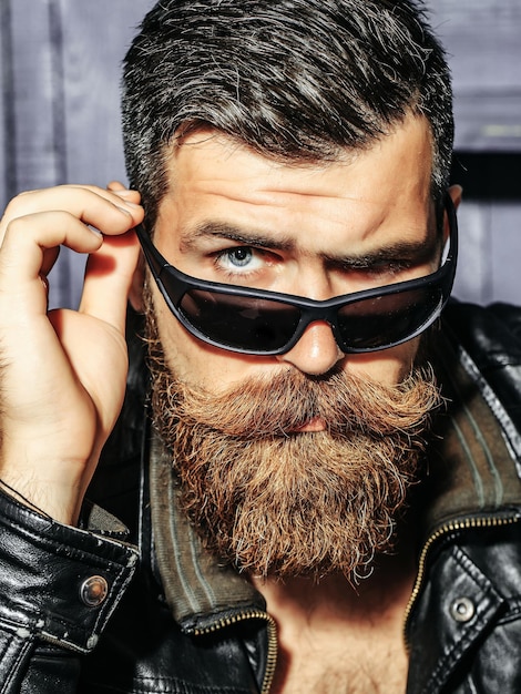 Hipster barbu froncé