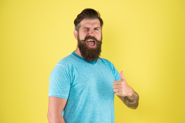 Hipster barbu homme juste parfait avec moustache Guide de toilettage moustache barbe Hipster beau mec barbu fond jaune Concept de salon de coiffure Cultiver et entretenir la moustache Cultiver la moustache