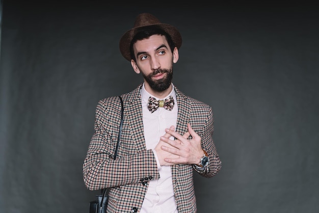 Hipster barbu main dans la main près du coeur