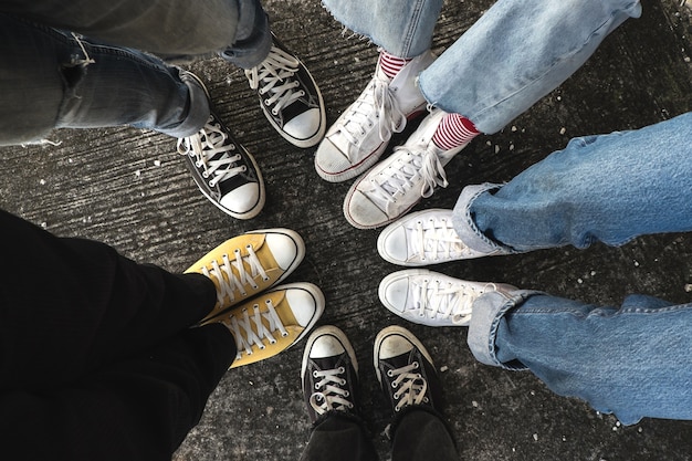 Hipster avec des baskets