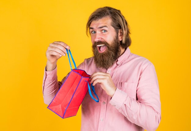 Hipster brutal mature avec sac à provisions en chemise cyber lundi