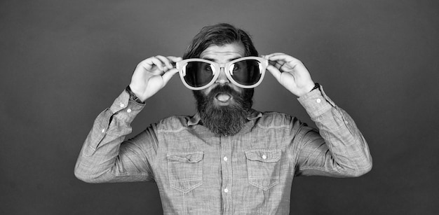 Photo hipster caucasien avec barbe et cheveux élégants dans une soirée à lunettes arty