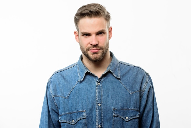 Hipster en chemise en jean a l'air attrayant sur fond blanc Homme barbe bien entretenue et visage confiant Macho bien entretenu Coiffeur et soins de la barbe Salon de toilettage de barbe Salon de coiffure Toilettage de barbe