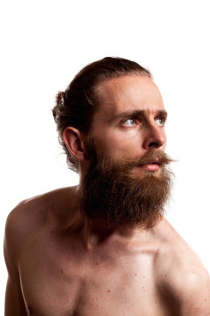 Hipster cool avec une longue barbe isolé sur fond blanc en studio photo