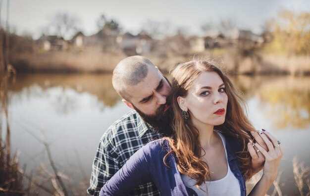 Hipster couple fille aux cheveux rouges et barbu rasé